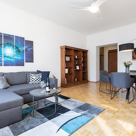 Bright And Spacious Attic Apartment Praag Buitenkant foto