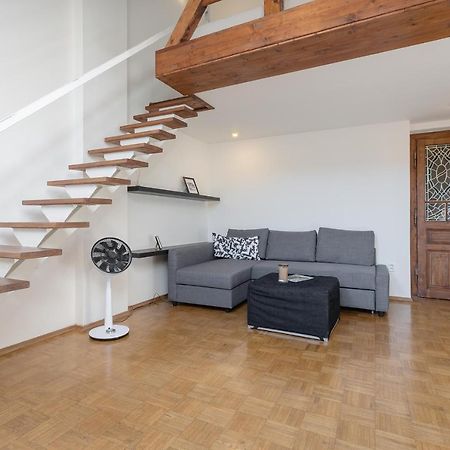 Bright And Spacious Attic Apartment Praag Buitenkant foto